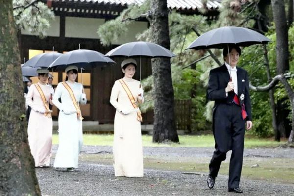 【動画】秋篠宮の傘投げる動画はデマ！？3つの理由で噂に！？